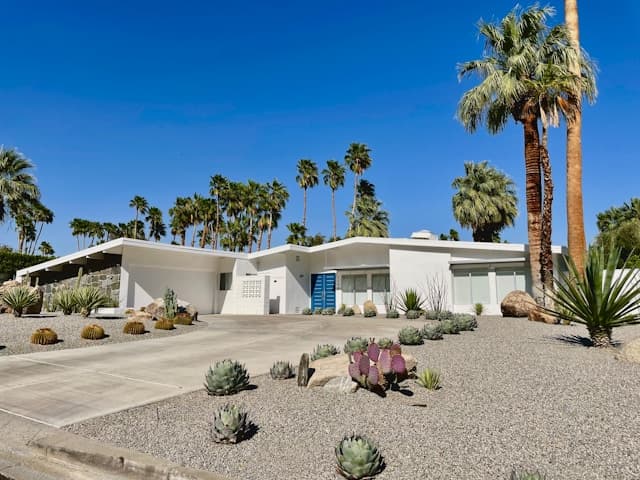 Luxury homes in a beautiful desert setting with stunning mountain views